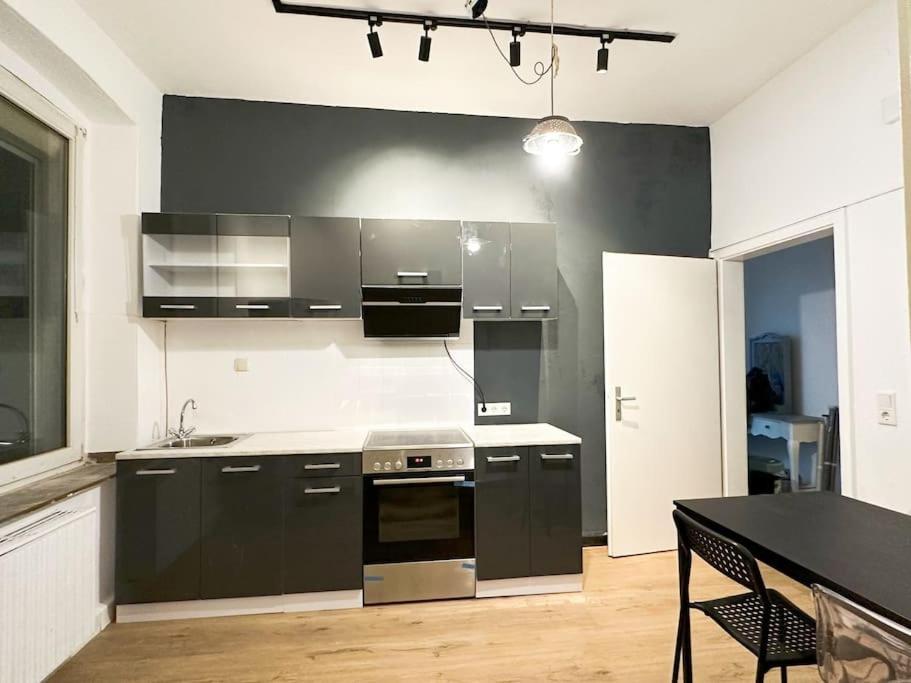 Igo Apartment 2 Schlafenzimmer Mit Waschmaschine Trockner Haustier Rheinufer 5Min Netflix Disney Plus 17-6 Duisburg Eksteriør bilde